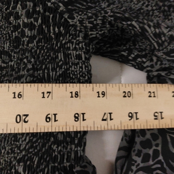 Torrid blouse tunic grey animal print chiffon off shoulder top smocked chest 3X - Picture 13 of 14